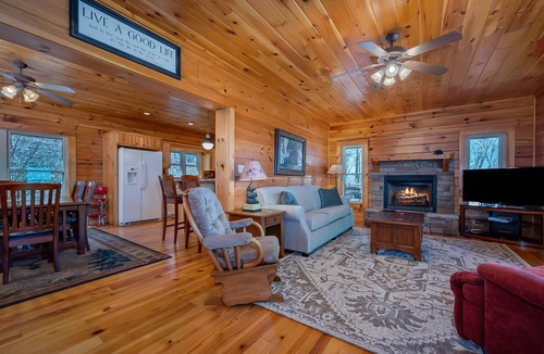 Lynn House | Charming 4BR Cabin with Dynamic Mountain Views