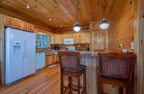Lynn House | Charming 4BR Cabin with Dynamic Mountain Views