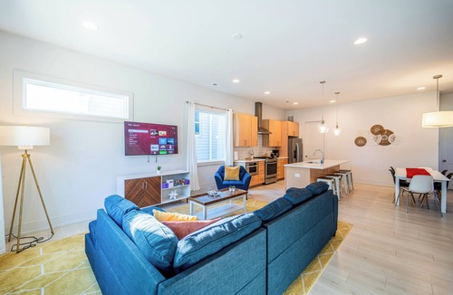 Sugar Creek House | Charming 4BR Getaway Two Suites + Great Layout