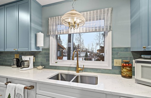 Spenard House | Charming 5-bdrm w/6beds, 4 bathrooms, house in Anchorage. Lots of parking, WIFI
