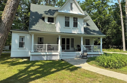 Roaring Brook Cottage | Charming 5-bedroom Roaring Brook cottage in Harbor Springs with beach access.