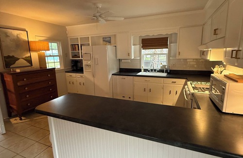 Georgetown House | Charming 5-bedroom coastal cottage walking distance to downtown, park & landing