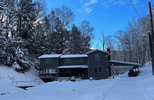 Herndon Cabin | Charming 5-bedroom cabin with Hot tub + Pickle-ball court