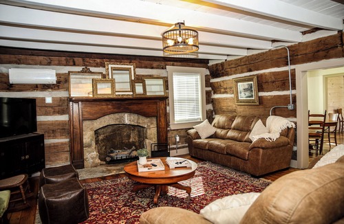 Fountain Run House | Charming 5-bedroom farmhouse with WiFi, AC in serene Fountain Run