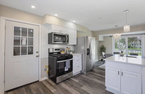 Franklin Park House | Charming 5BD 2BA with spacious yard near O'hare