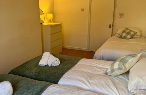 Windmill Hill Apartment | Charming 6 Bed Flat in Bedminster - Sleeps 8