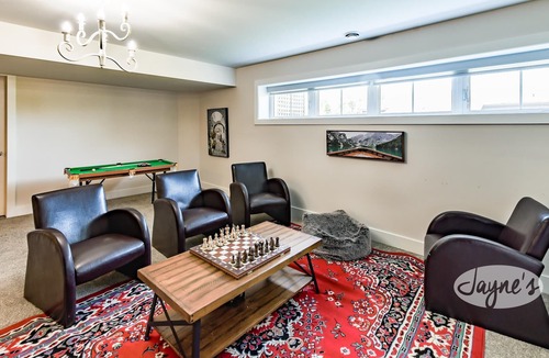 The Blue Mountains Ski Chalet | Charming 6bed 4bath chalet in Collingwood!