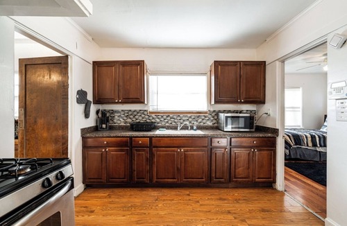 Milwaukee House | Charming 6BR Home in Milwaukee’s Historic District
