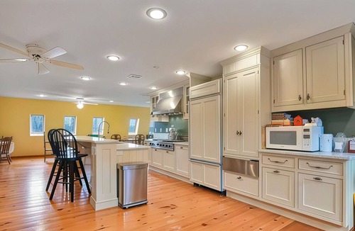 Honesdale House | Charming 7-bedroom farmhouse with AC, WiFi in welcoming Honesdale