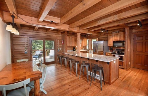 Lake Delton Cabin | Charming 7-bedroom lodge with AC, WiFi in awesome Lake Delton Wisconsin Dells