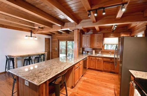 Lake Delton Cabin | Charming 7-bedroom lodge with AC, WiFi in awesome Lake Delton Wisconsin Dells