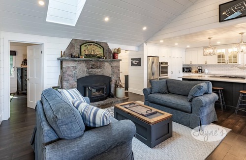 Torrance Cottage | Charming 8 bed 4 bath cottage/bunkie/boathouse on Lake Muskoka