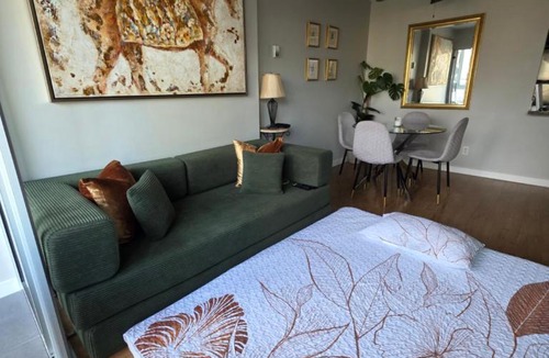 Crosstown Apartment | Charming Abode Downtown Vancouver
