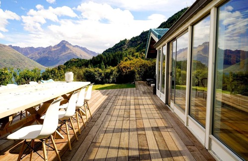 Sunshine Bay Cottage | Charming Accommodation in Queenstown with Lake Wakatipu Views