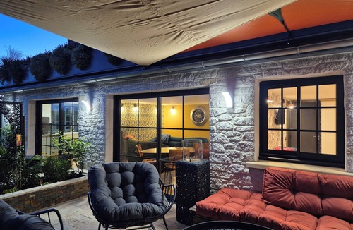 Gignac Apartment | CHARMING, AIR-CONDITIONED VACATION RENTAL IN THE HEART OF A LUSH GREEN SETTING