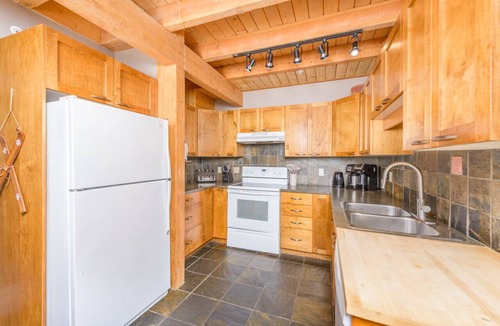 Snow Pine Estates Villa | Charming Alpine Retreat w/Private Hot Tub