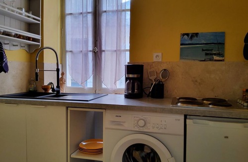 Roquemaure Apartment | Charming and bright studio apartment (Near Avignon & the vineyards)