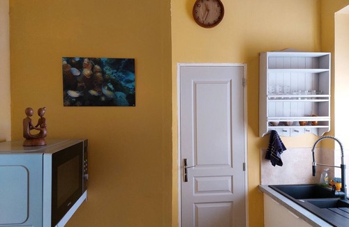 Roquemaure Apartment | Charming and bright studio apartment (Near Avignon & the vineyards)