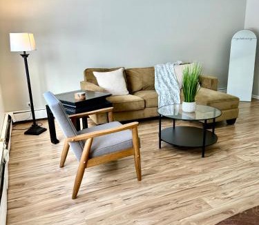 Forest Park Apartment | Charming and Convenient 2br 1ba apt - fully furnished and equipped - fast Internet
