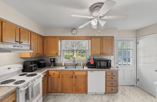 Lexington House | Charming and Conveniently Located 2-Bedroom House with AC in Lexington