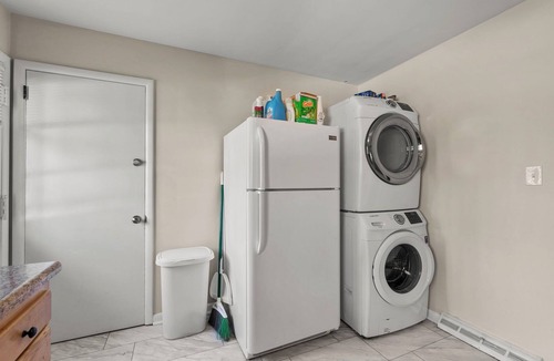 Lexington House | Charming and Conveniently Located 2-Bedroom House with AC in Lexington