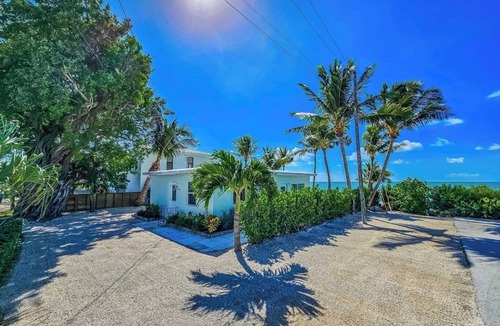 Marathon Cottage | Charming and cozy Oceanfront 1 bedroom cottage in superb Marathon, with WiFi, AC