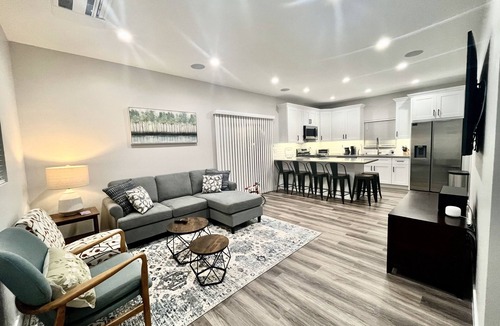 Lake Balboa House | Charming and modern 3-bed/3 bath house with all the amenities in Los Angeles.