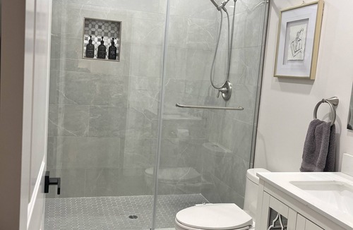Lake Balboa House | Charming and modern 3-bed/3 bath house with all the amenities in Los Angeles.