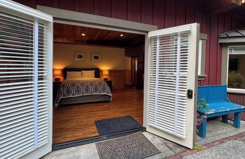 Langley Cottage | Charming and peaceful 2-bedroom cottage in sleepy Langley, nestled in nature!
