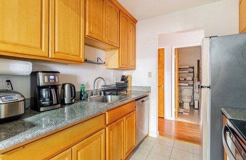 Berkeley Apartment | Charming and Safe 3-Bedroom Apartment with 6 Beds, 2 Bath, AC, WiFi and Parking