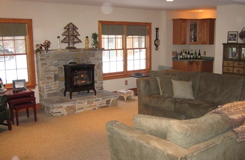 Londonderry House | Charming and Spacious Vermont farmhouse SPECIAL RATES FOR 30+ DAY RENTAL