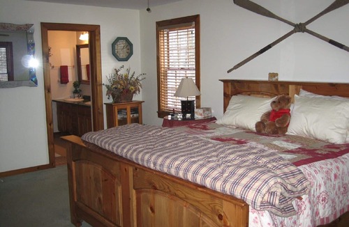 Londonderry House | Charming and Spacious Vermont farmhouse SPECIAL RATES FOR 30+ DAY RENTAL