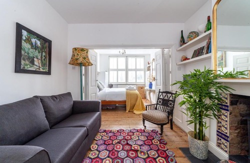 St. Mary's Park Apartment | Charming and Spacious 1 BR flat in Battersea