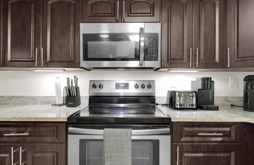 Holiday House | Charming and Spacious 4-bedroom House Near Beaches