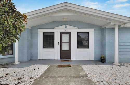 Holiday House | Charming and Spacious 4-bedroom House Near Beaches