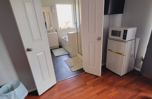 Denton Bed & Breakfast | Charming and Spacious Master Bedroom with Private Jacuzzi & Walk-In Closet
