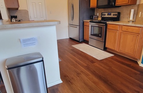 Denton Bed & Breakfast | Charming and Spacious Master Bedroom with Private Jacuzzi & Walk-In Closet