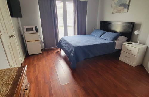 Denton Bed & Breakfast | Charming and Spacious Master Bedroom with Private Jacuzzi & Walk-In Closet