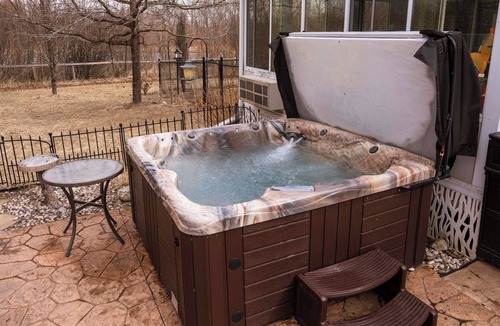 Suamico House | Charming and Spacious NFL Draft-Ready 3-bedroom Estate in Green Bay, WI
