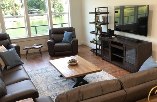 Walterville House | CHARMING AND SPECTACULAR RIVERFRONT HOUSE, BEAUTIFUL IN ANY SEASON OF THE YEAR!