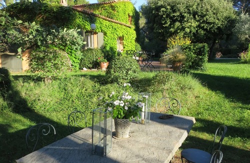 Est House | Charming and tasteful artist's house in an exceptional site in Bibemus