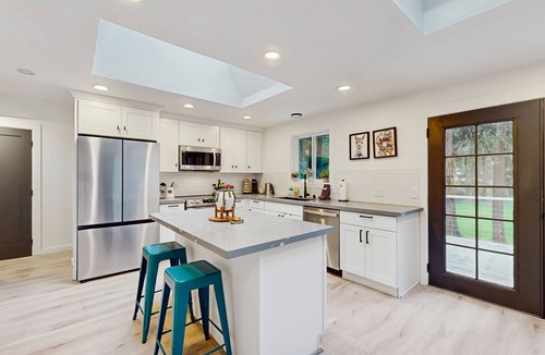 Anderson Island House | Charming Anderson Island home with fireplace, deck, family-friendly amenities