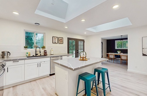 Anderson Island House | Charming Anderson Island home with fireplace, deck, family-friendly amenities