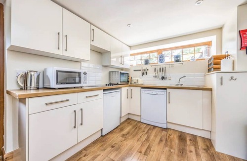 West Lavington House | Charming Annexe Lodge with Parking - Pass The Keys