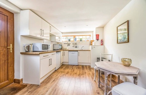 West Lavington House | Charming Annexe Lodge with Parking - Pass The Keys