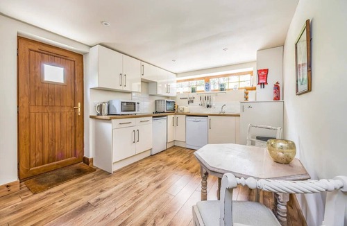 West Lavington House | Charming Annexe Lodge with Parking - Pass The Keys