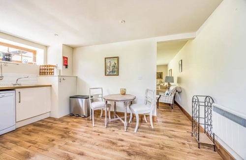 West Lavington House | Charming Annexe Lodge with Parking - Pass The Keys
