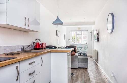 Fishbourne Apartment | Charming Annexe w Garden Parking - Pass The Keys