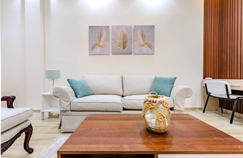 Dream Land Apartment | Charming Apartment with Golf View