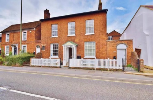 Basingstoke Apartment | Charming apartment with courtyard garden